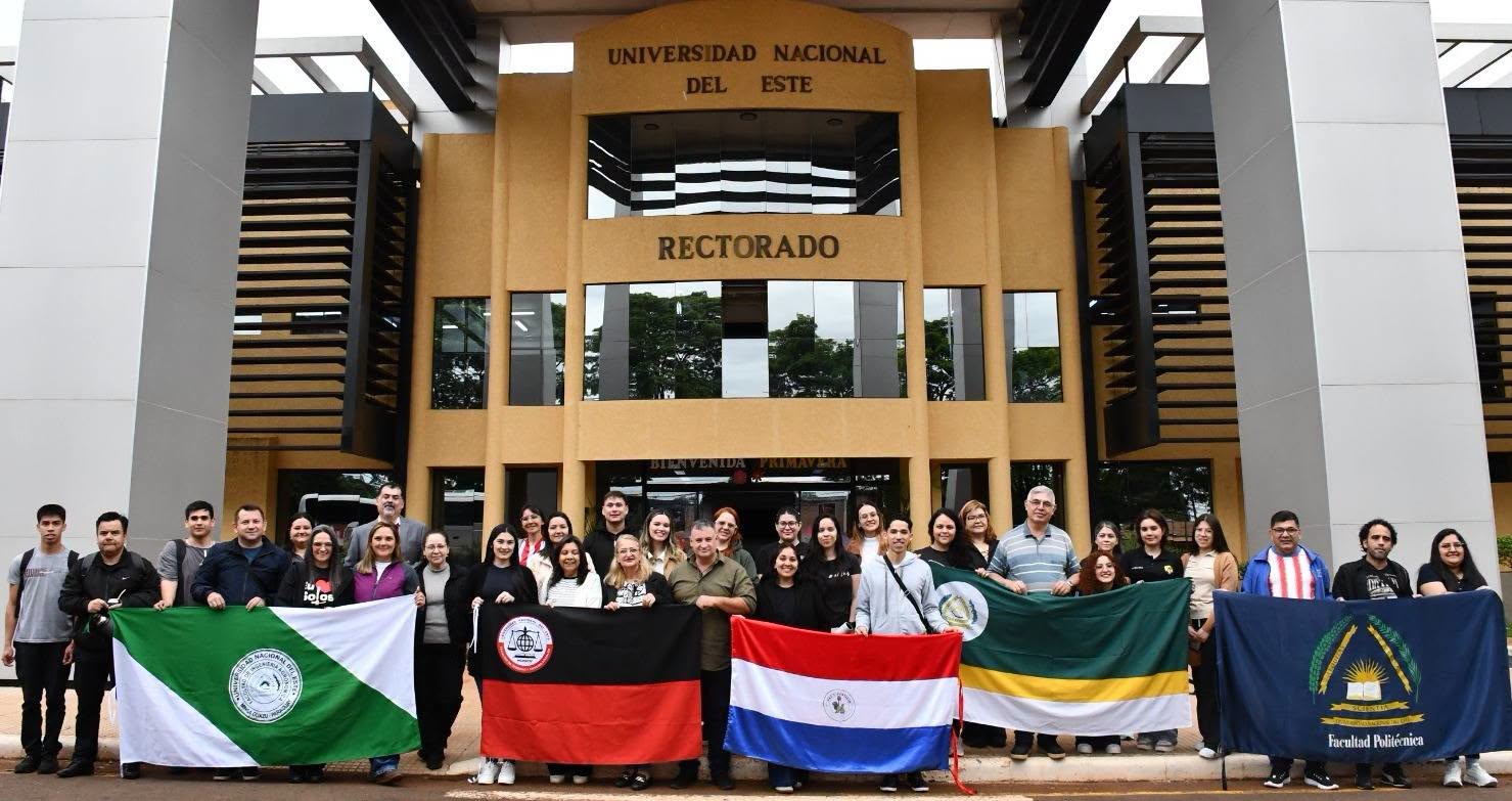 Una Comitiva de la Universidad Nacional del Este (UNE) partió con destino a la ciudad de Montevideo, Uruguay.